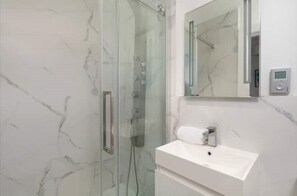 Shower, hair dryer, towels, soap - Cosy Reading Home / Weekly Discount (Reading)