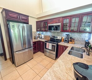 Een koelkast, een magnetron, een oven, een kookplaat