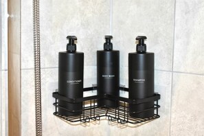 Hair dryer, towels, soap, shampoo - Cosy Jewellery Quarter Flat | Weekly Discount (Birmingham)