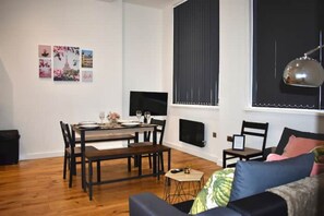 Dining - Cosy Jewellery Quarter Flat | Weekly Discount (Birmingham)