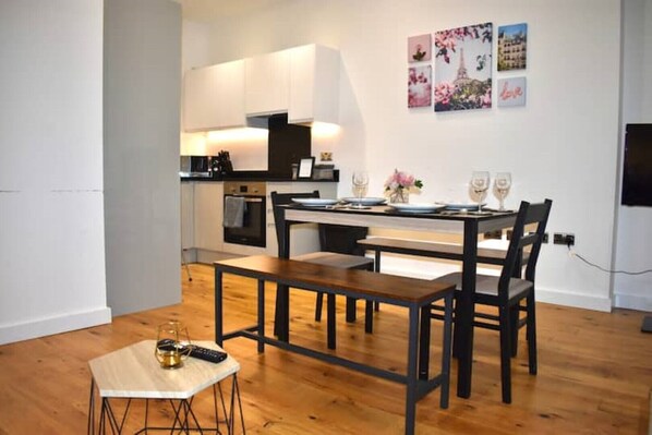 Dining - Cosy Jewellery Quarter Flat | Weekly Discount (Birmingham)