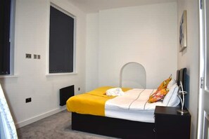2 bedrooms, iron/ironing board, WiFi, bed sheets - Cosy Jewellery Quarter Flat | Weekly Discount (Birmingham)