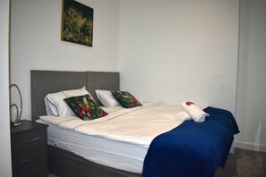 2 bedrooms, iron/ironing board, WiFi, bed sheets - Cosy Jewellery Quarter Flat | Weekly Discount (Birmingham)