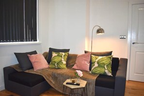 Smart TV - Cosy Jewellery Quarter Flat | Weekly Discount (Birmingham)