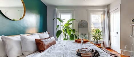 4 habitaciones, escritorio y tabla de planchar con plancha