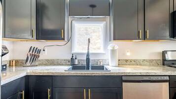 Een koelkast, een magnetron, een oven, een kookplaat