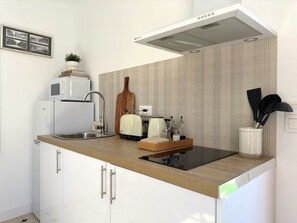 Réfrigérateur, four à micro-ondes, cafetiÚre-théiÚre