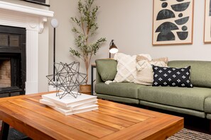 TV connectée, cheminée, espaces bureaux