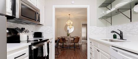 Réfrigérateur, four à micro-ondes, un four, surface de cuisson