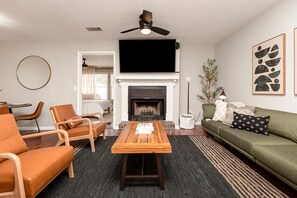 TV connectée, cheminée, espaces bureaux