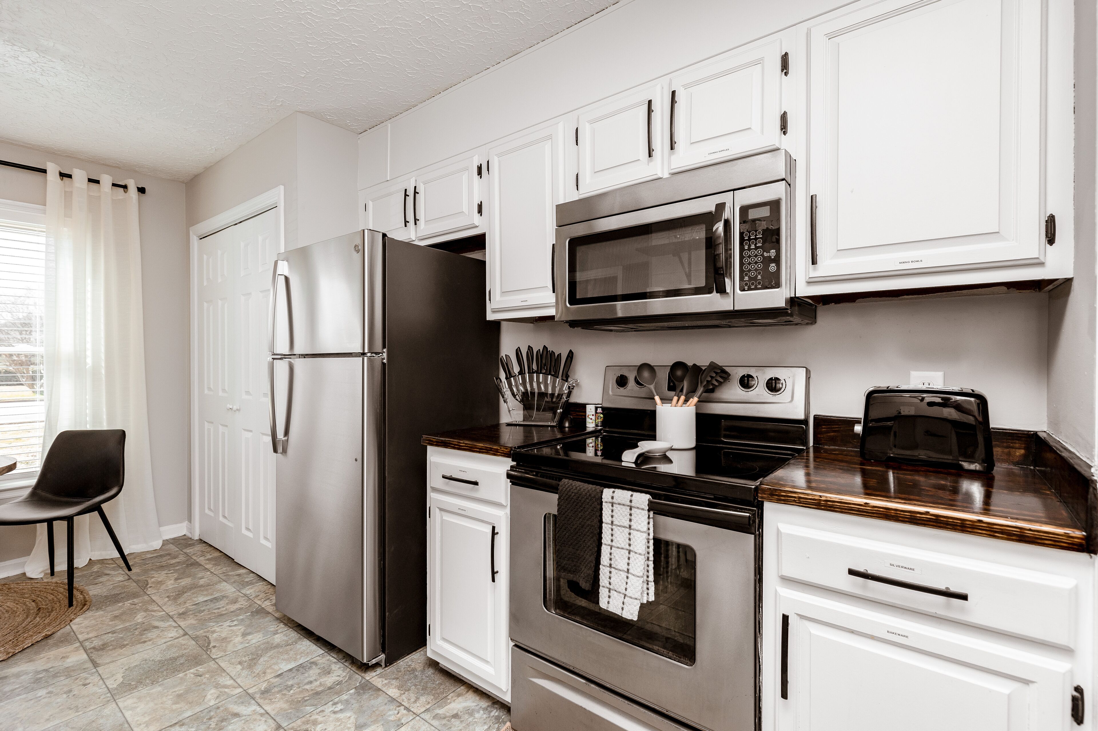 Kühlschrank, Mikrowelle, Ofen, Herdplatte