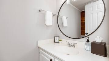 SĂšche-cheveux, serviettes fournies