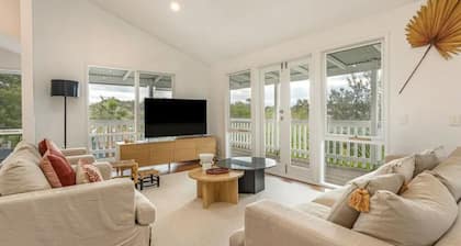 The Birkdale by Ready Set Stay- heated pool, WIFI, amazing and modern