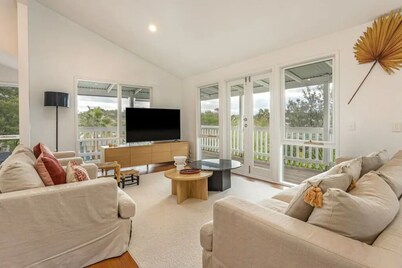 The Birkdale by Ready Set Stay- heated pool, WIFI, amazing and modern