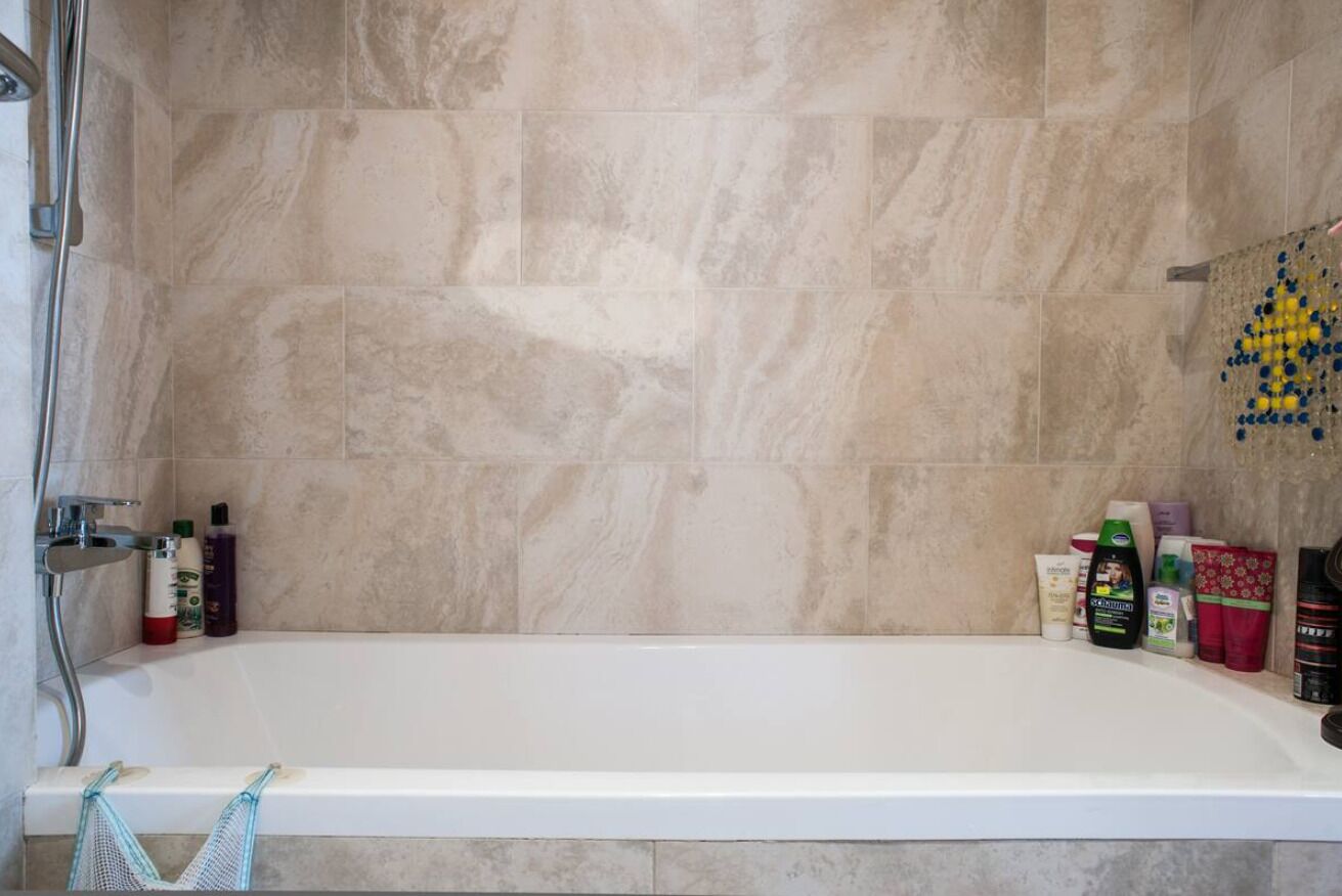 مجففات شعر، مناشف، صابون، ورق حمّام