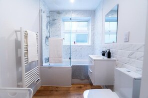 Hair dryer, towels, soap, toilet paper - Luxury flat by Ramsgate harbour (Ramsgate)