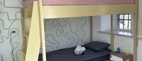 5 bedrooms, WiFi, bed sheets