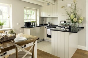 Kjøleskap, ovn, kokeplater og oppvaskmaskin