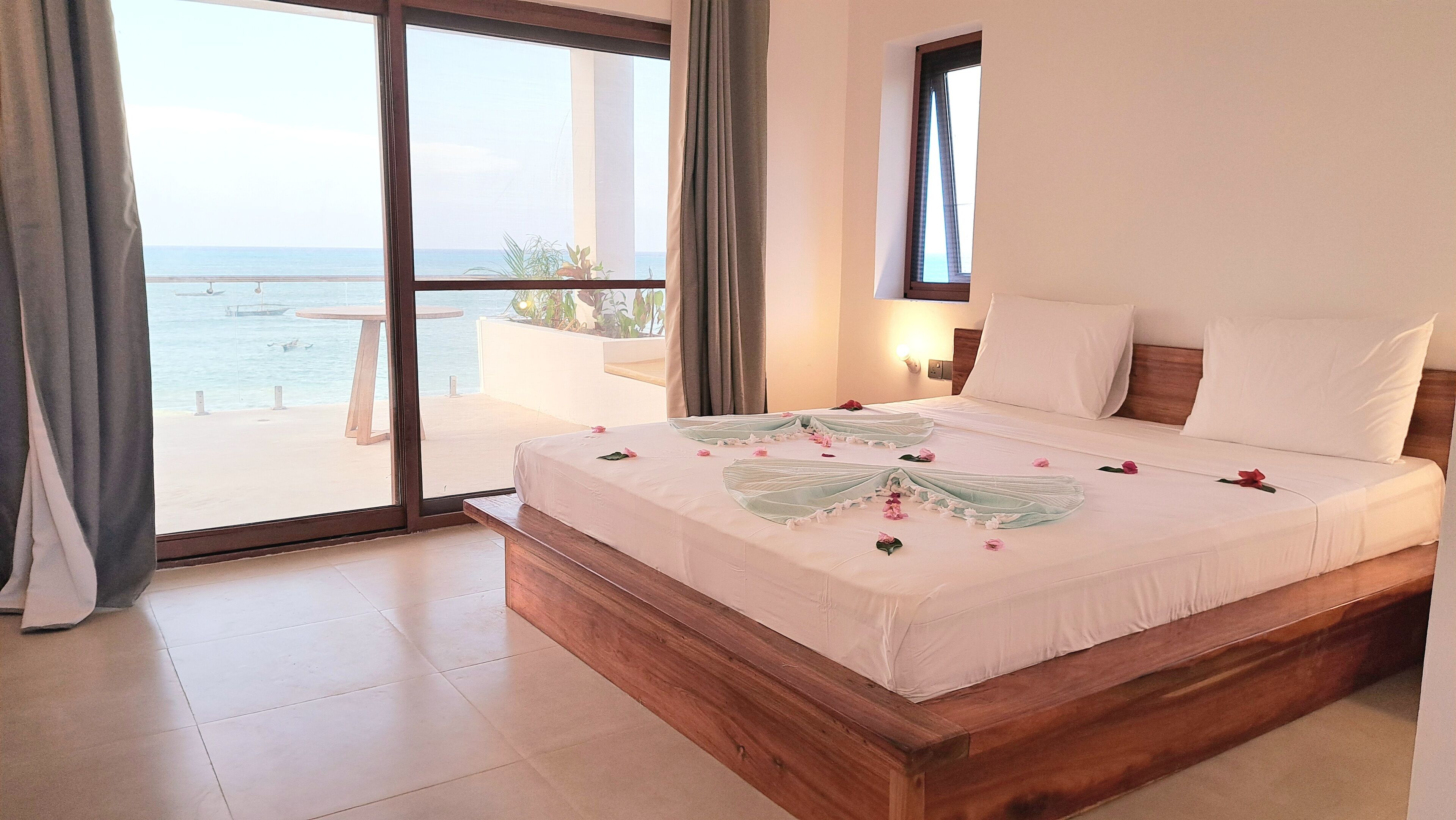 ห้องดีลักซ์ดับเบิล | เครื่องนอนระดับพรีเมียม, ห้องพักตกแต่งอย่  างมีเอกลักษณ์