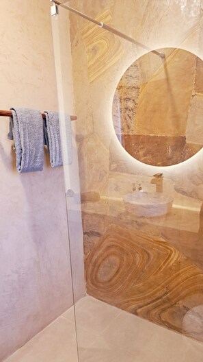 Dusche, Regendusche, Haartrockner, Handtücher