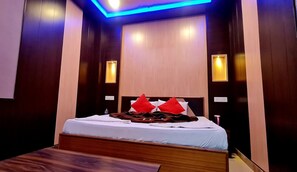 Individually decorated, individually furnished, desk, soundproofing - Rashal Homes Shimla (Shimla)