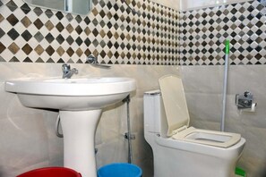 Shower, rainfall showerhead, slippers, towels - Rashal Homes Shimla (Shimla)