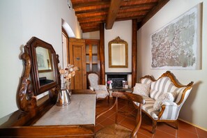 Luxe vierpersoonskamer | Woonruimte | Een 32-inch ledtelevisie met digitale zenders