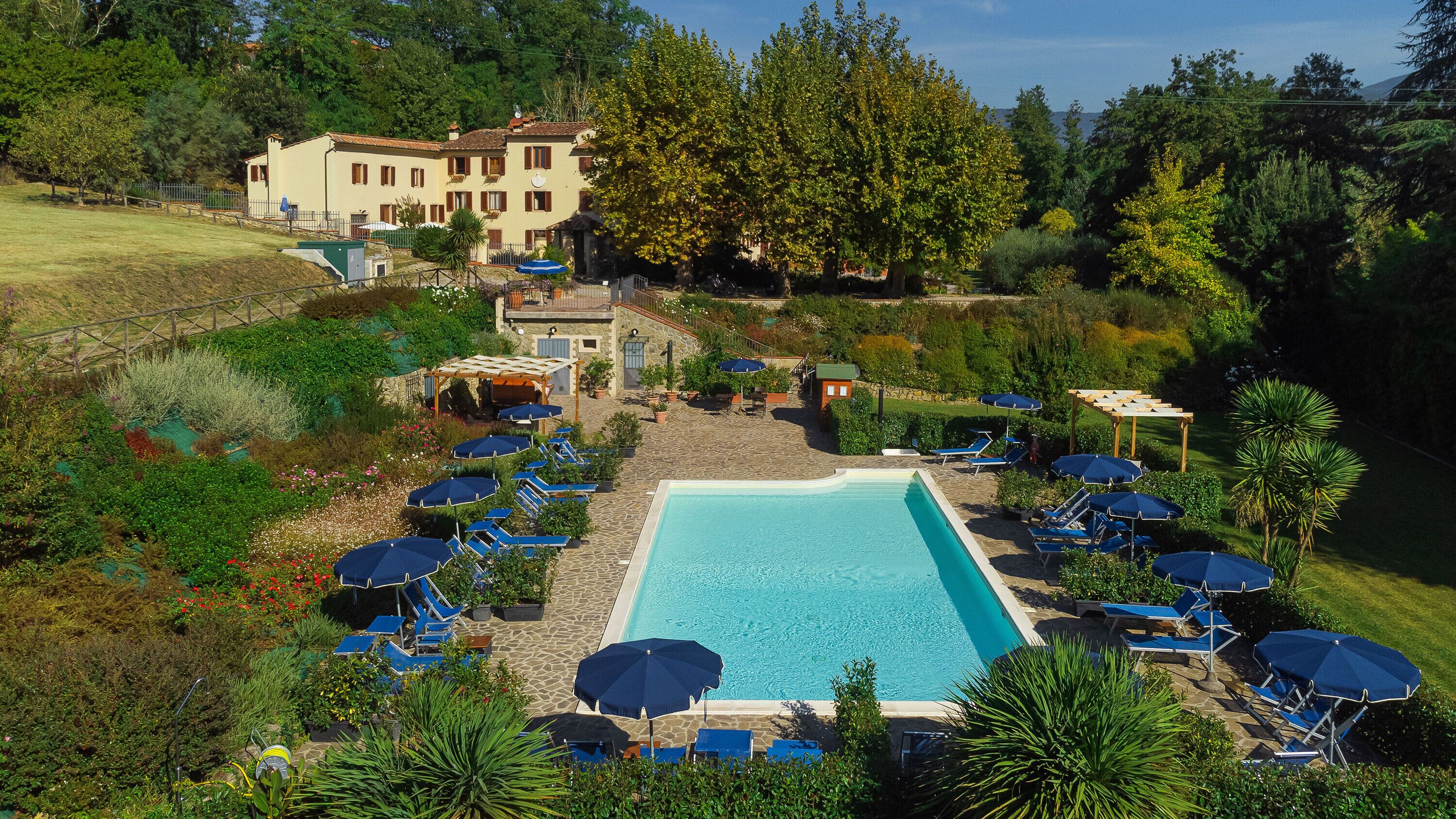 季節限定屋外プール、営業時間 9:00 ～ 19:00、プール パラソル、サンラウンジャー