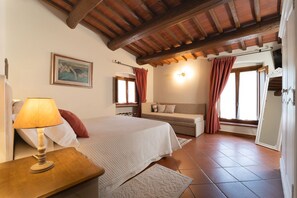 Luksus-firemannsrom | Sengetøy av topp kvalitet, dundyner og individuelt dekorert