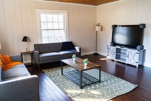TV, offices - Charming 2 Bedroom Retreat in Prime Location! (Knoxville)