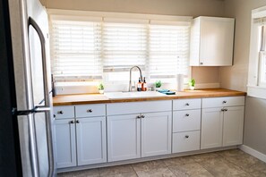 Frigorífico, horno, placa de cocina y utensilios de cocina