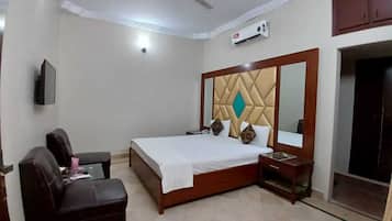Deluxe Double Room | Iron/ironing board, free WiFi