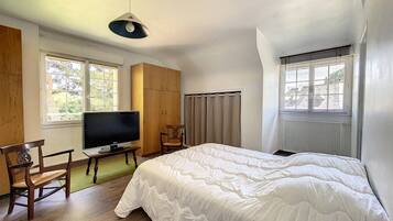 4 bedrooms, free WiFi, bed sheets