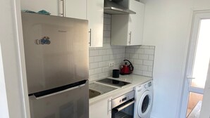 Coffee/tea maker, fridge, oven, stovetop - Apartment to 100m of the beach (La Mata)