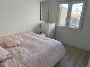 2 bedrooms, iron/ironing board, WiFi, bed sheets - Apartment to 100m of the beach (La Mata)