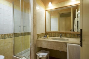 Douche, séchoir à cheveux, serviettes fournies