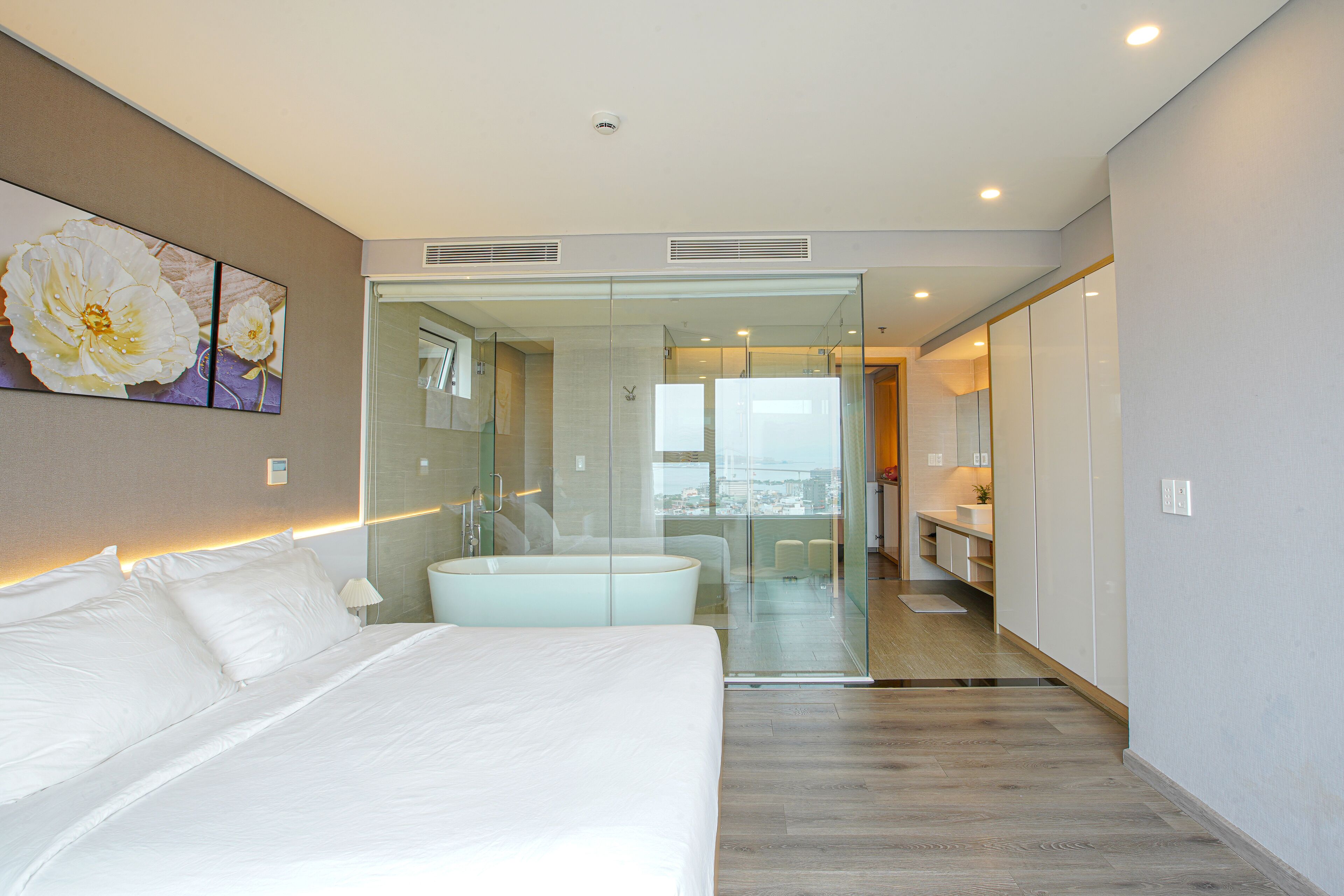 2 dormitorios, escritorio, tabla de planchar con plancha y wifi