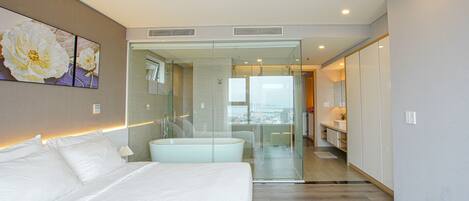 2 bedrooms, desk, iron/ironing board, WiFi