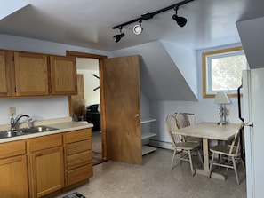 Dining - Ideal location, monthly rental in the heart of Richmond, 15min to Burlington (Richmond)