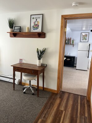 Interior - Ideal location, monthly rental in the heart of Richmond, 15min to Burlington (Richmond)