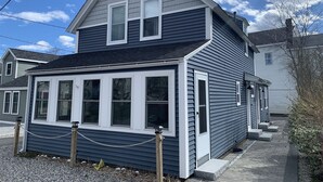 Exterior - Charming 3BR condo in Old Orchard Beach with beach access and modern amenities. (Old Orchard Beach)