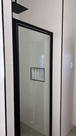 Douche, sĂšche-cheveux, serviettes fournies, savon