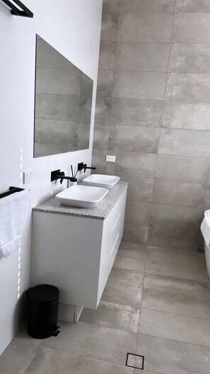 Een douche, een haardroger, handdoeken, zeep