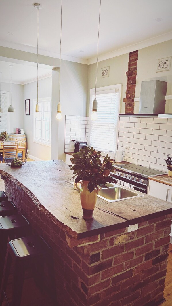 Microwave, oven, stovetop, dishwasher - Your home away from home, in a quiet street in central Dubbo! (Dubbo)