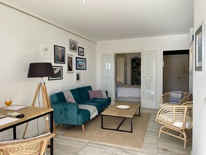 2 habitaciones, escritorio y tabla de planchar con plancha