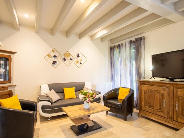 Téléviseur, table de baby-foot, table de ping-pong