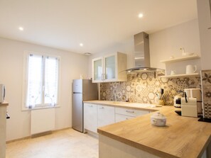 Kjøleskap, mikrobølgeovn, ovn og oppvaskmaskin