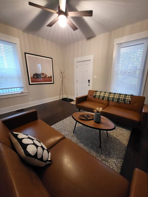 Smart TV - Newly Remodeled Columbia-Tusculum 3BR Gem (Cincinnati)