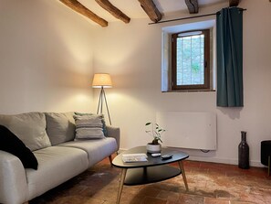 TV - Charming Gîte in Touraine: Cozy, Well-Equipped, Ideal for Families (Azay-le-Rideau)