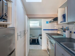 Kühlschrank, Mikrowelle, Herdplatte, Geschirrspüler